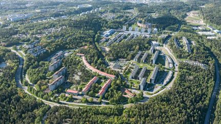Flygfoto över Bergsjöns lägenhetshus med kringliggande skog.