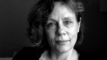 Svartvitt porträttbild av konstnären Kerstin Bergendal.