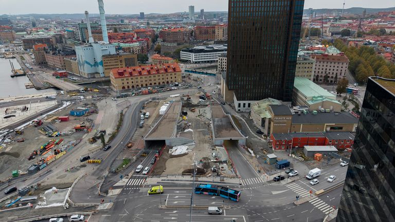 Bilden visar Järnvågsparken som nu byggs ovanpå Göta tunnelns västra mynning. I det högra hörnet skymtar hotell Draken och i den främre delen av bilden syns Järnvågsmotet.