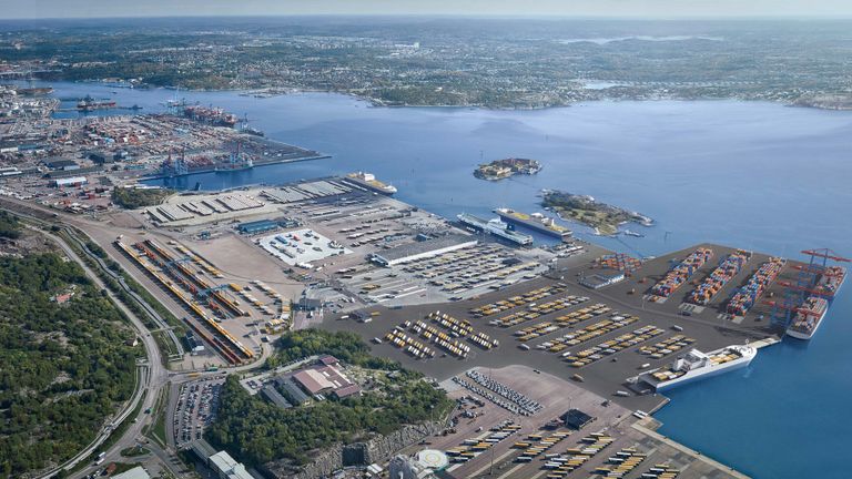 Flygbild över Arendals hamn som den ser ut idag med containrar och lastfartyg.