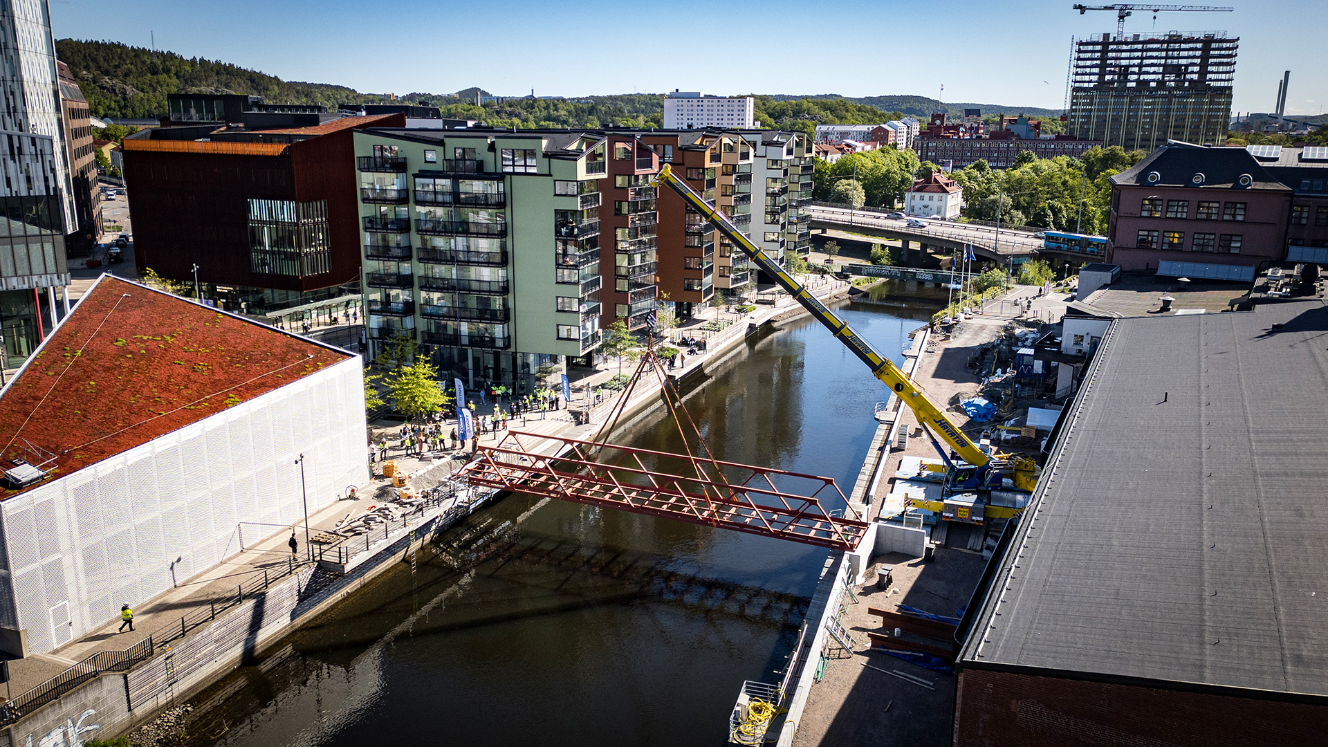 Bryggornas bro på plats i Gamlestadens fabriker