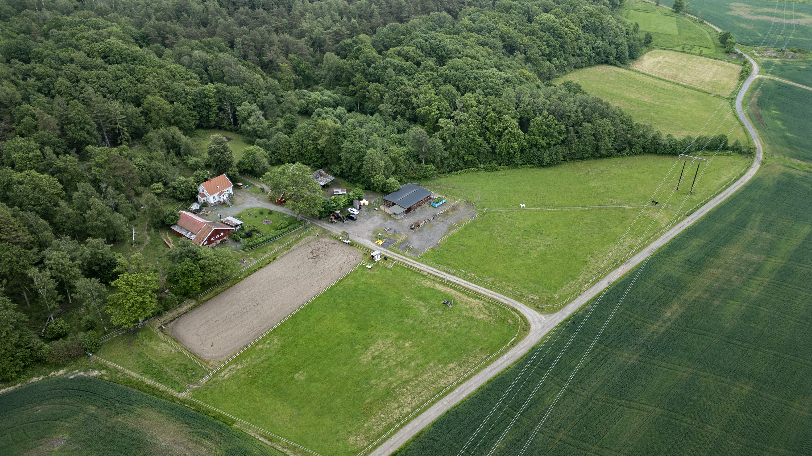 Nu söker vi en arrendator till en mindre hästgård i Säve