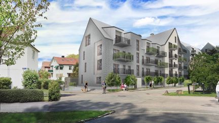 Bild på våningshus med vit fasad.