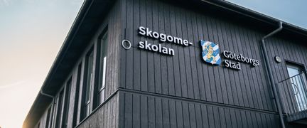 Skogomeskolans skylt på en av skolbyggnaderna.