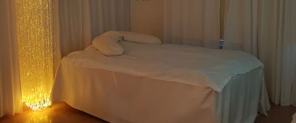 Ett sinnesrum med säng och vattenbubblor i ett rör.