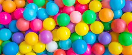 Bollhav med färgade bollar.