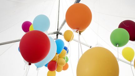 Ballonger i ett tält.