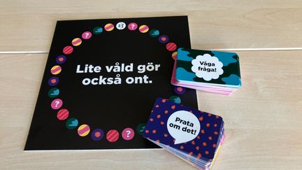 Spelplan och spelkort till brädspelet Lite våld gör också ont.