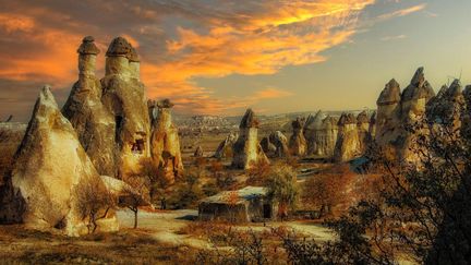 Fotoutställning av Bertan Tuncel med bilder från Kappadokien i Turkiet och Petra i Jordanien.