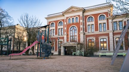 Lekplats på Gustaviskolans skolgård med en rutschkana.