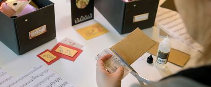 En person klipper ut musiknoter.