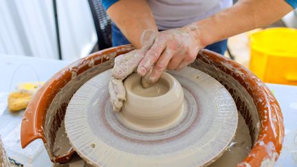 En person drejar en lerskål.