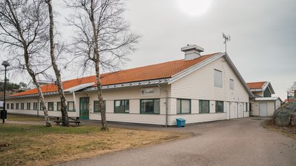 En av Donsöskolans byggnader med skolans skylt i fokus.