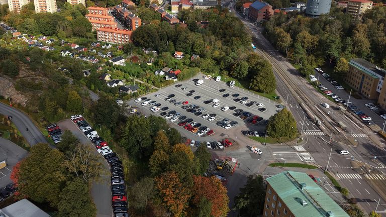 Medicinaregatans norra parkering och området där studentbostäderna och förskolan ska byggas, fotograferade från luften.