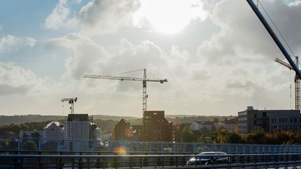 Vy från bro över byggnation med lyftkran.