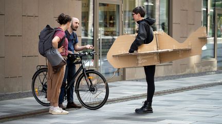 I bild syns konstnären Elin Wikström som kommer att utföra performanceverket “Röda linjer” den 21 maj. Foto: David Eng