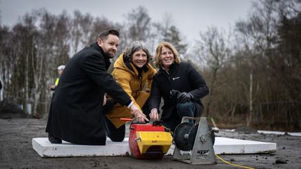 Byggstart av kedjehus i Skra Bro. I bild: Johannes Hulter, kommunalråd Göteborgs Stad, Ulrika Nyström, affärsområdeschef Riksbyggen och Johanna Frelin, vd Riksbyggen