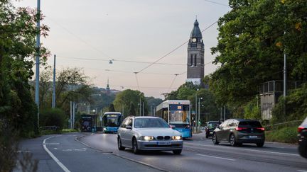 Tidig morgon, i bakgrunden är Annedalskyrkan. Framför är trafikflödet med bilar och spårvagnar nerför backen. Cykelbanan syns i bild. 