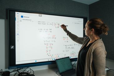 Hanna Gilbert undervisar i matematik på Göteborg Distans interaktiva tavla..jpg