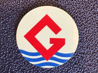 Grefabs logotyp, ett rött g som guppar på blå vågor.