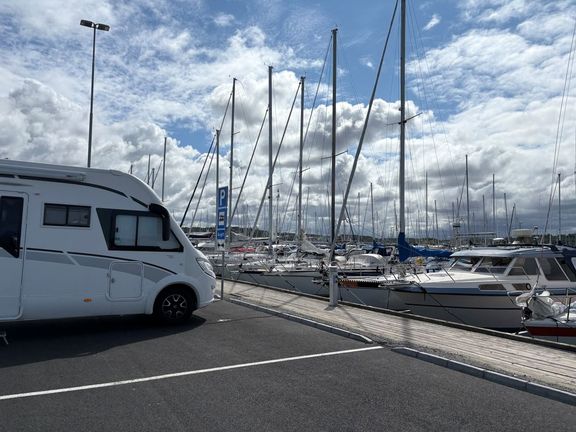 Ställplatser för husbilar nära kajen i en hamn. 