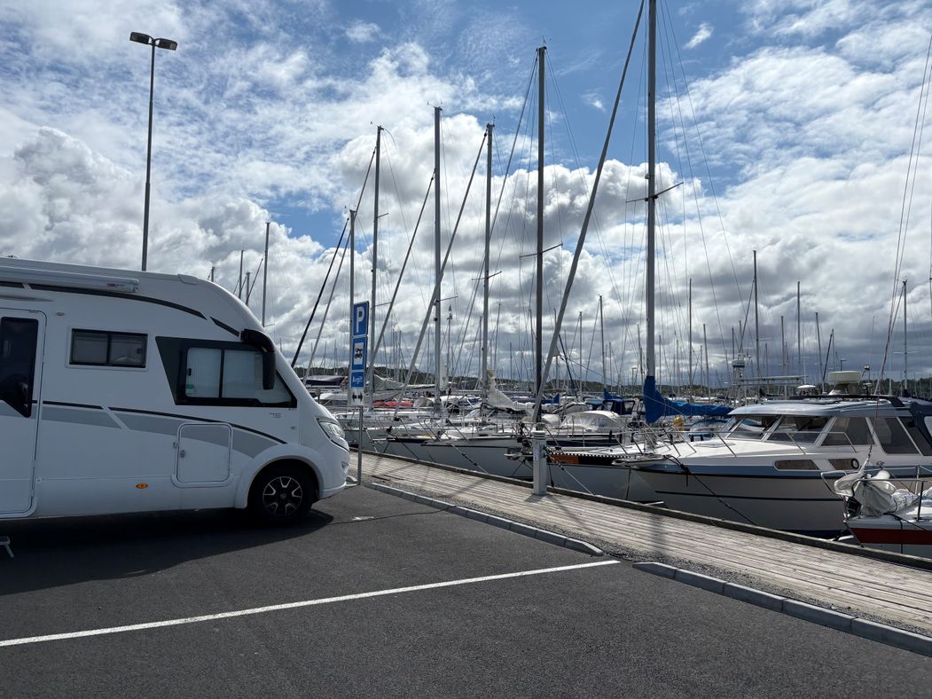 Ställplatser för husbilar nära kajen i en hamn. 