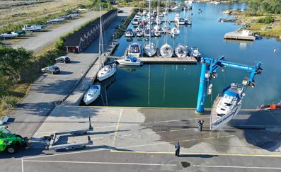 Hamn där en lyftkran lyfter i en båt