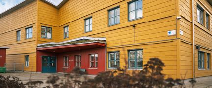 Entré till Kvibergsskolans huvudbyggnad.