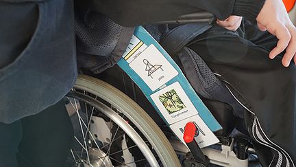 En rullstol med bildstöd på ena sidan.