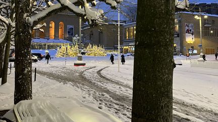Götaplatsen täckt av tjock snö efter kraftigt snöfall, med upptrampade gångvägar och fotspår.