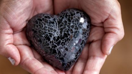 Två händer som håller ett hjärta