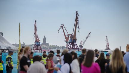 Festivalområde med människor som minglar.
