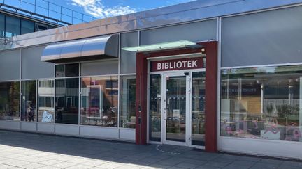 Entrén till Hjällbo bibliotek med en skylt med texten Bibliotek.