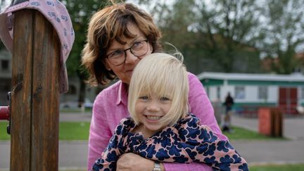 Person med barn i knät.