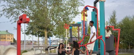 Ungdomar på en lekplats