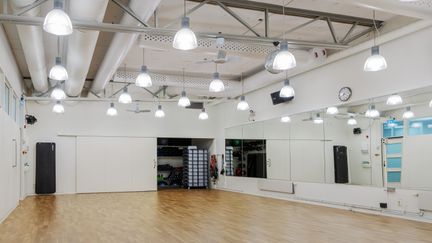 Träningssal med trägolv och högt i tak