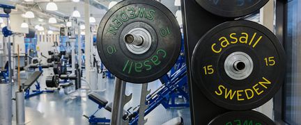 närbild på vikter på gymmet