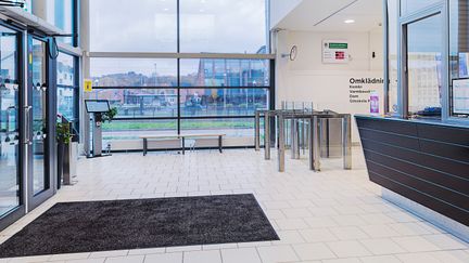 Lundbybadets reception med stora glasfönster