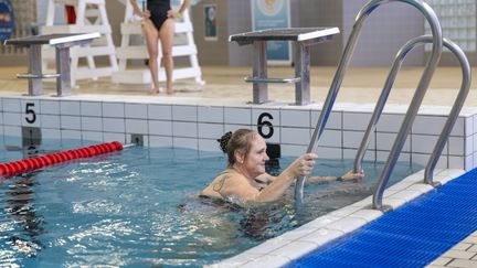 Person på väg ut ur bassängen