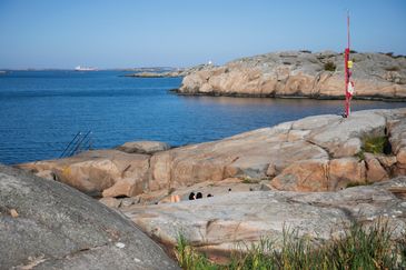 En badplats med strand och livboj