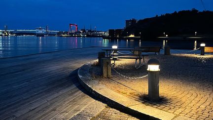 Gatubelysning på en plats vid älven.