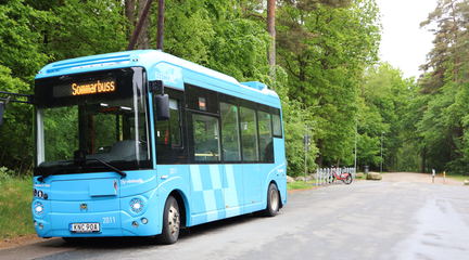 Sommarbadbuss står parkerad vid sidan Delsjöbadets parkering.
