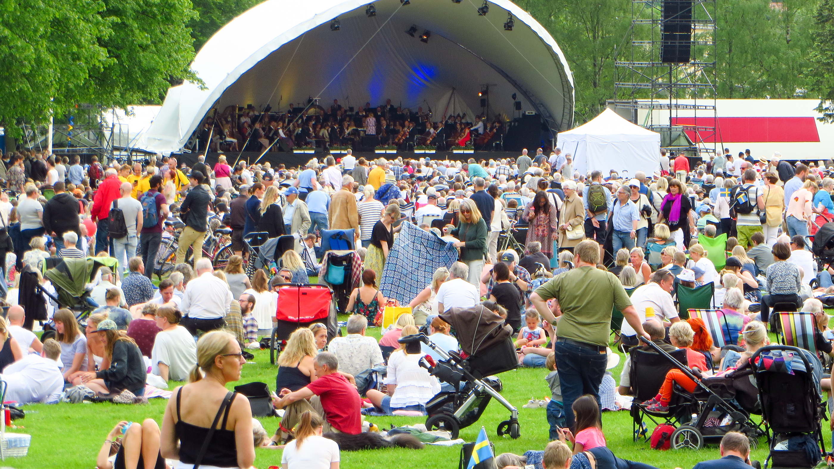 Fira valborg i Slottsskogen den 30 april  med körsång, brasa och gemenskap