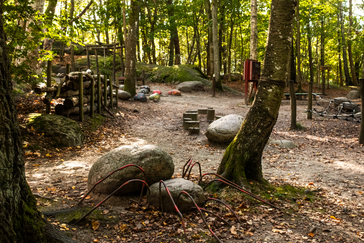 lekplats ute i naturen gjort av naturliga material