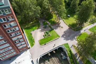 Höghus och parkmiljö vid Gärdsås torg.
