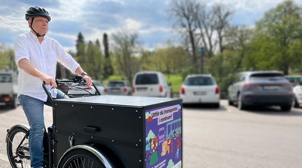 En person cyklar på en lastcykel.
