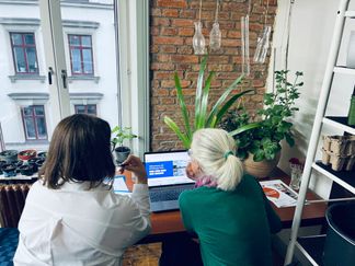 Två personer tittar på en datorskärm