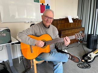Lars-Olof ”Sluggo” Eriksson är musikpedagog på äldre- samt vård- och omsorgsförvaltningen och håller bland annat i Minneskören. Foto: Hanna Klumbies