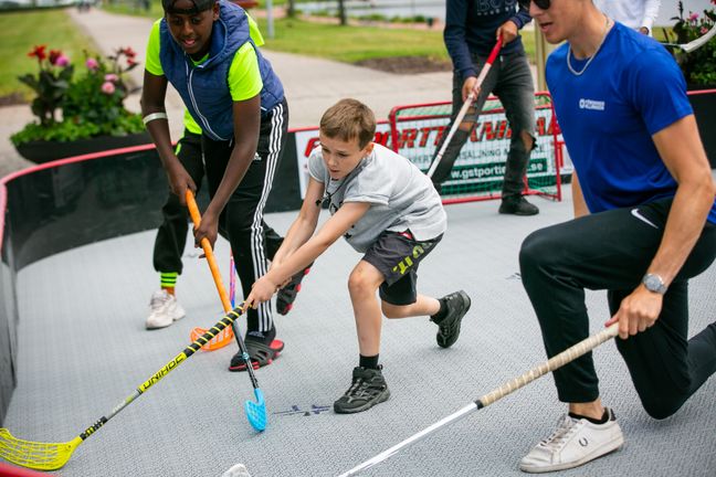 Barn och unga spelar innebandy