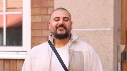 Eli Abdo, projektledare, ler och tittar in i kameran